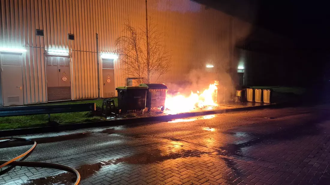 FFW Schiffdorf: Mülltonnen hinter Modegeschäft stehen in Flammen - Aufmerksame Passanten alarmieren die Feuerwehr - Bild: presseportal.de