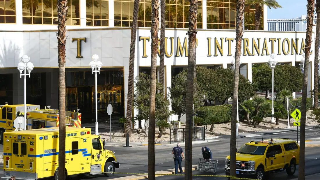 Der Cybertruck explodierte unmittelbar vor dem Eingang des Trump-Hotels. - Bild: Sam Morris/Las Vegas Review-Journal/AP/dpa