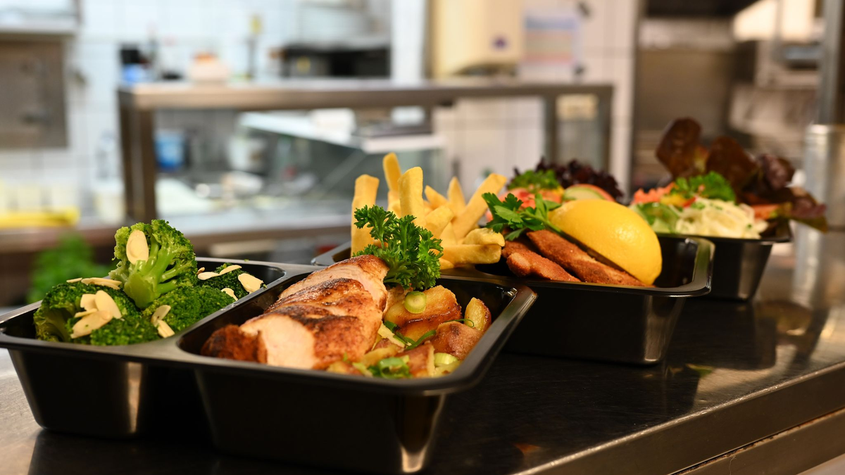 Gastrobetriebe sollten ihre Kunden aktiv über ihre Mehrwegangebote informieren. (Archivbild) - Foto: Harald Tittel/dpa