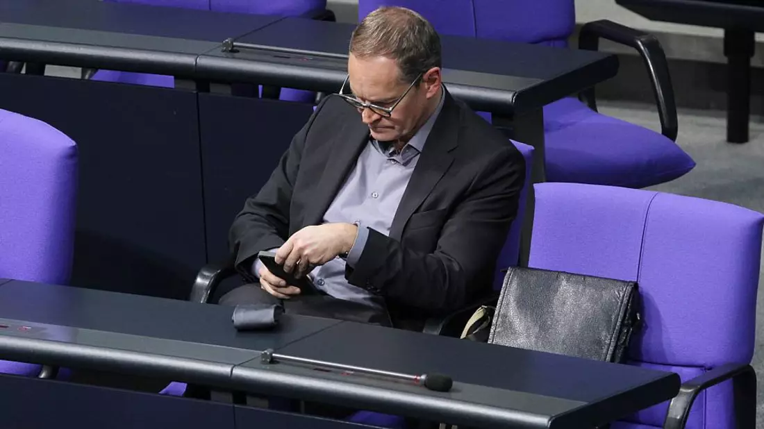 Michael Müller mit Smartphone (Archiv) - Bild: über dts Nachrichtenagentur