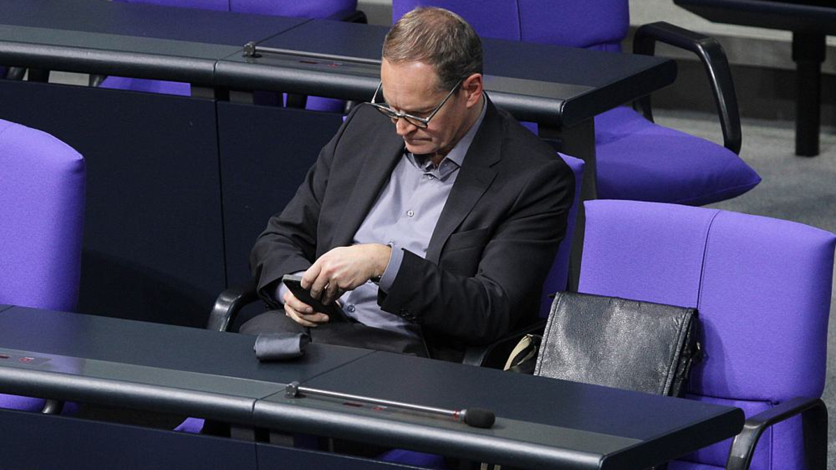 Michael Müller mit Smartphone (Archiv) - Foto: über dts Nachrichtenagentur