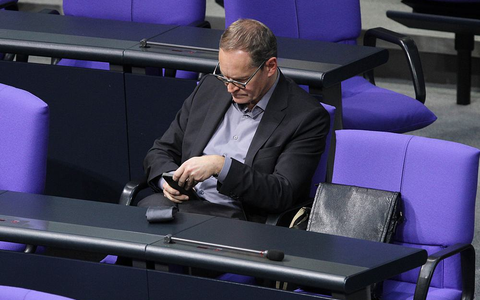 Michael Müller mit Smartphone (Archiv) - Foto: über dts Nachrichtenagentur