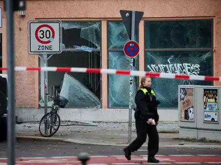 Der Einsatz von Kugelbomben verursachte Schäden und besorgt viele Menschen. - Foto: Jörg Carstensen/dpa