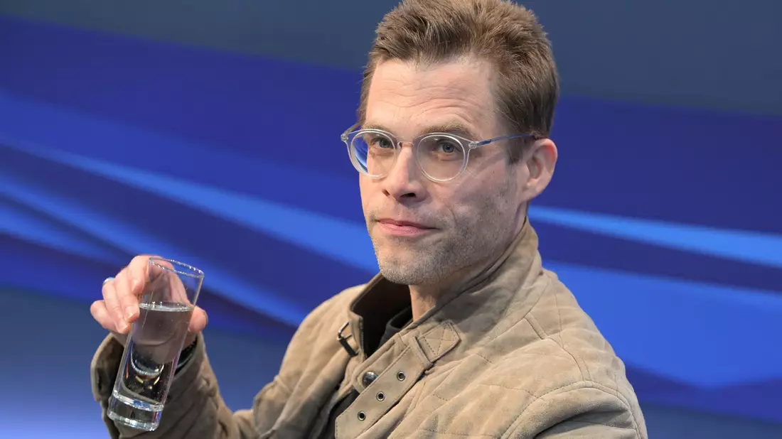 Bestsellerautor Bas Kast erläutert in einem neuen Buch: «Warum ich keinen Alkohol mehr trinke». (Archivbild) - Bild: Jens Kalaene/dpa
