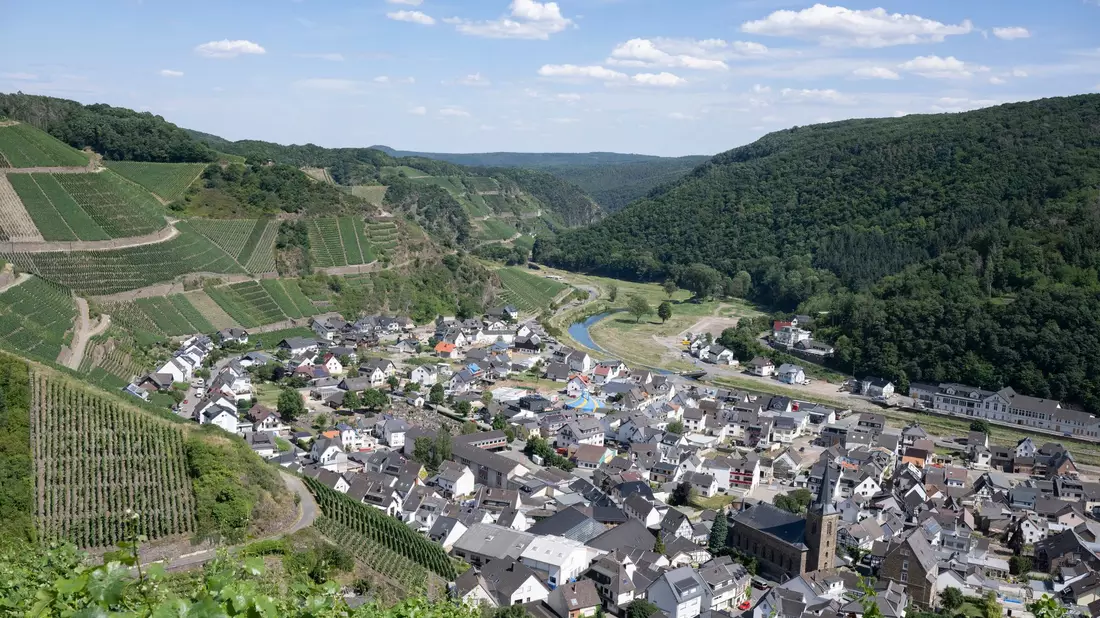 Zu den Top-Zielen '25 gehört für das Magazin «Condé Nast Traveller» das im Juli 2021 weitgehend zerstörte Ahrtal in Rheinland-Pfalz. (Archivbild) - Bild: Boris Roessler/dpa