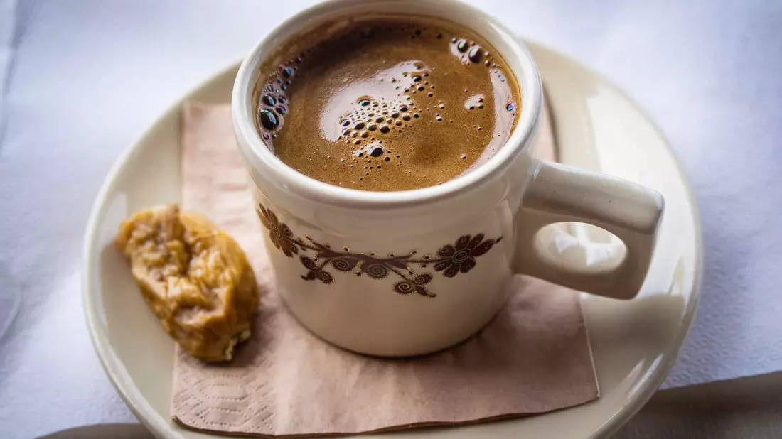 Ein warmes, üppiges Braun ist für das Pantone-Institut die Trendfarbe 2025 - auch «Mocha Mousse» genannt. (Symbolbild) - Bild: Frank Rumpenhorst/dpa