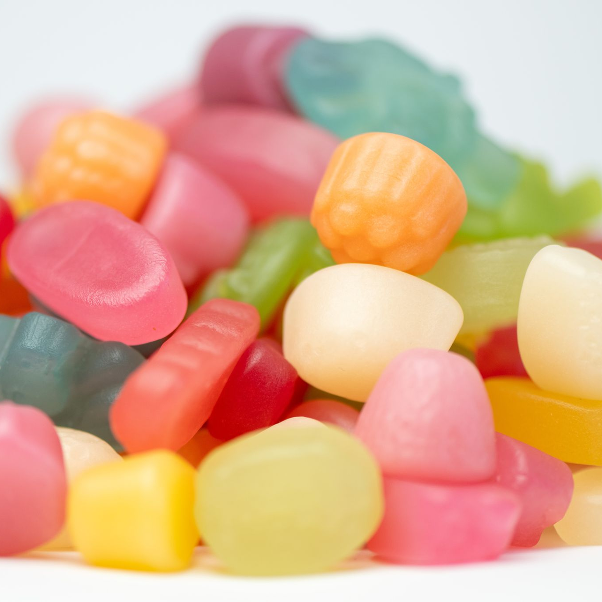 Bonbonfarben könnten in verschiedenen Bereichen im Jahr 2025 angesagt sein. (Symbolbild) - Foto: Sebastian Kahnert/dpa