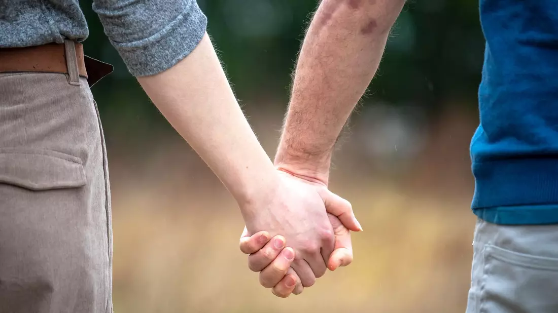 Realistische Partnersuche: Nicht jede Verbindung muss sich groß anfühlen, um echt zu sein. (Symbolbild) - Bild: Sina Schuldt/dpa