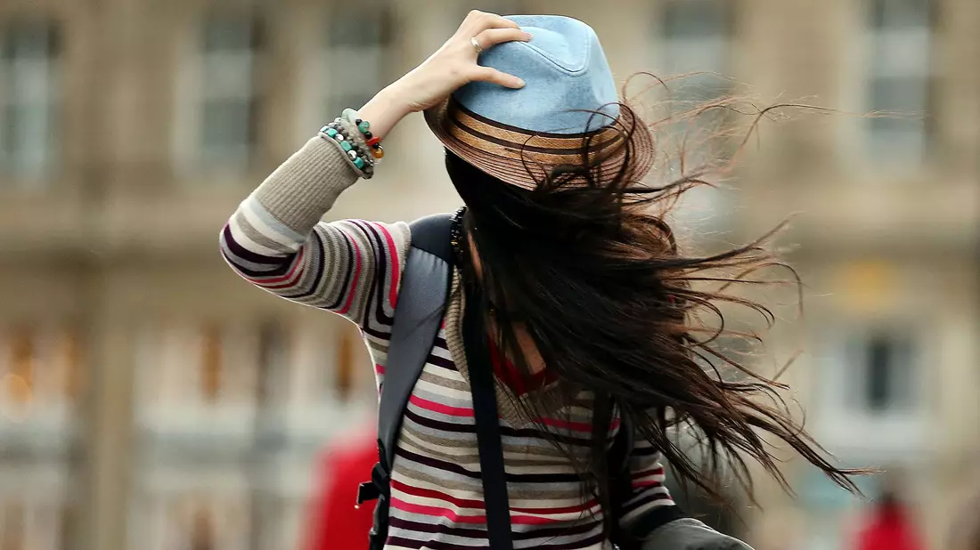 Es gibt Tage (oder das ganze erwachsene Leben), da ist man einfach durch den Wind - keine Sorge, das ist so sympathisch, das Mode-Experten diesen Look nun zum Trend erklären. (Symbolbild) - Bild: Oliver Berg/dpa/dpa-tmn