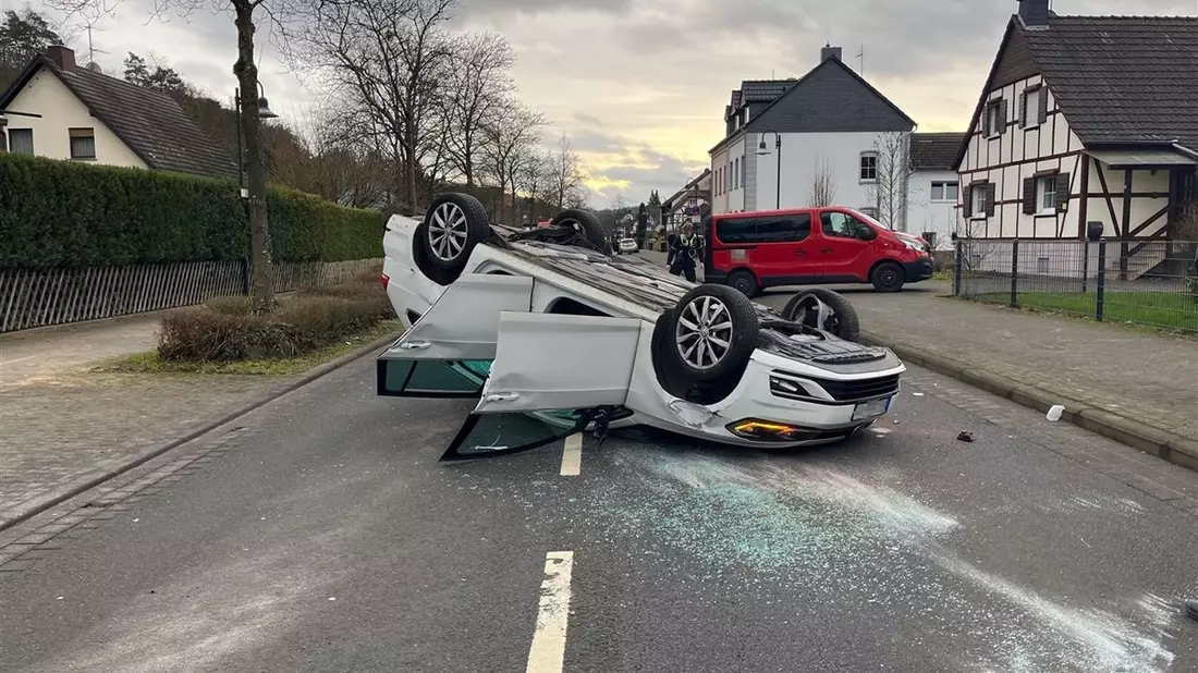 POL-RBK: Rösrath - Pkw-Fahrerin bei Alleinunfall leicht verletzt - Bild: presseportal.de