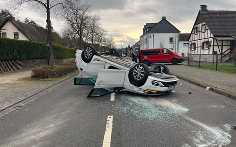 POL-RBK: Rösrath - Pkw-Fahrerin bei Alleinunfall leicht verletzt - Foto: presseportal.de