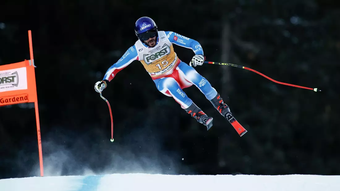 Ski-Star Cyprien Sarrazin gewann vergangene Saison beide Abfahrten in Kitzbühel. - Bild: Gabriele Facciotti/AP/dpa