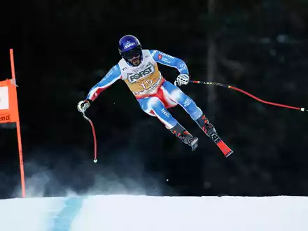 Ski-Star Cyprien Sarrazin gewann vergangene Saison beide Abfahrten in Kitzbühel. - Foto: Gabriele Facciotti/AP/dpa