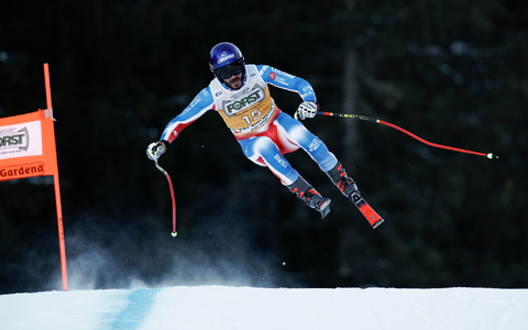 Ski-Star Cyprien Sarrazin gewann vergangene Saison beide Abfahrten in Kitzbühel. - Foto: Gabriele Facciotti/AP/dpa
