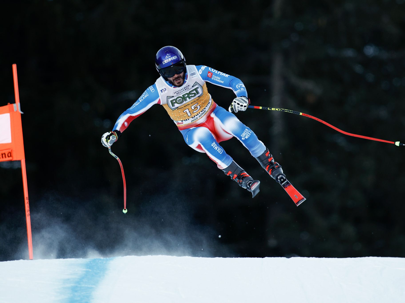 Ski-Star Cyprien Sarrazin gewann vergangene Saison beide Abfahrten in Kitzbühel. - Foto: Gabriele Facciotti/AP/dpa