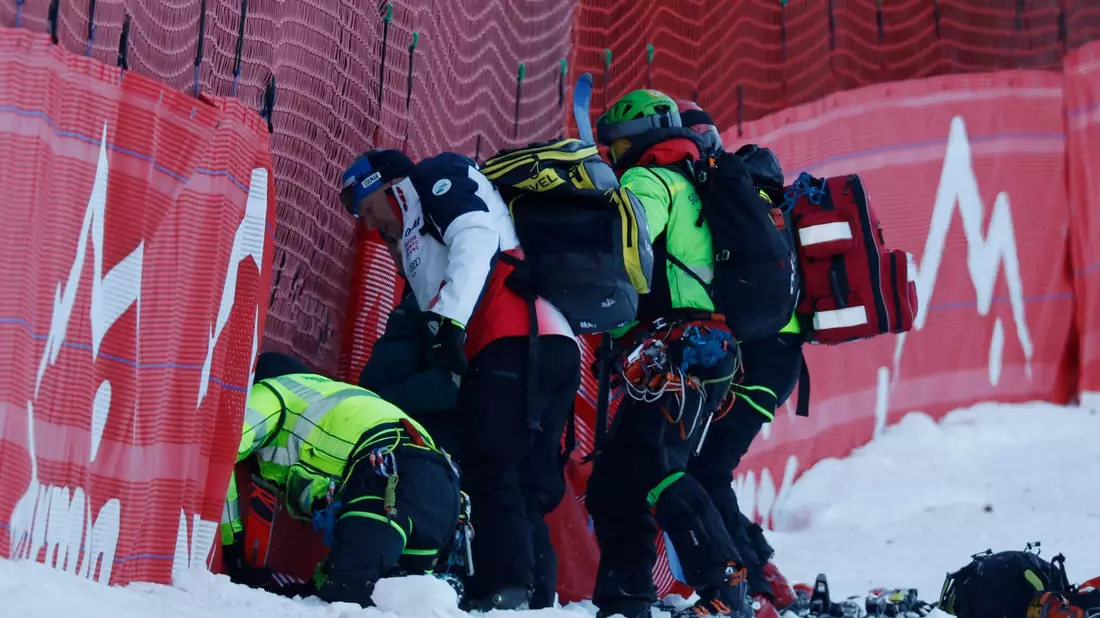 Der Franzose Cyprien Sarrazin musste nach seinem Trainingssturz in Bormio am Kopf operiert werden. - Bild: Alessandro Trovati/AP/dpa