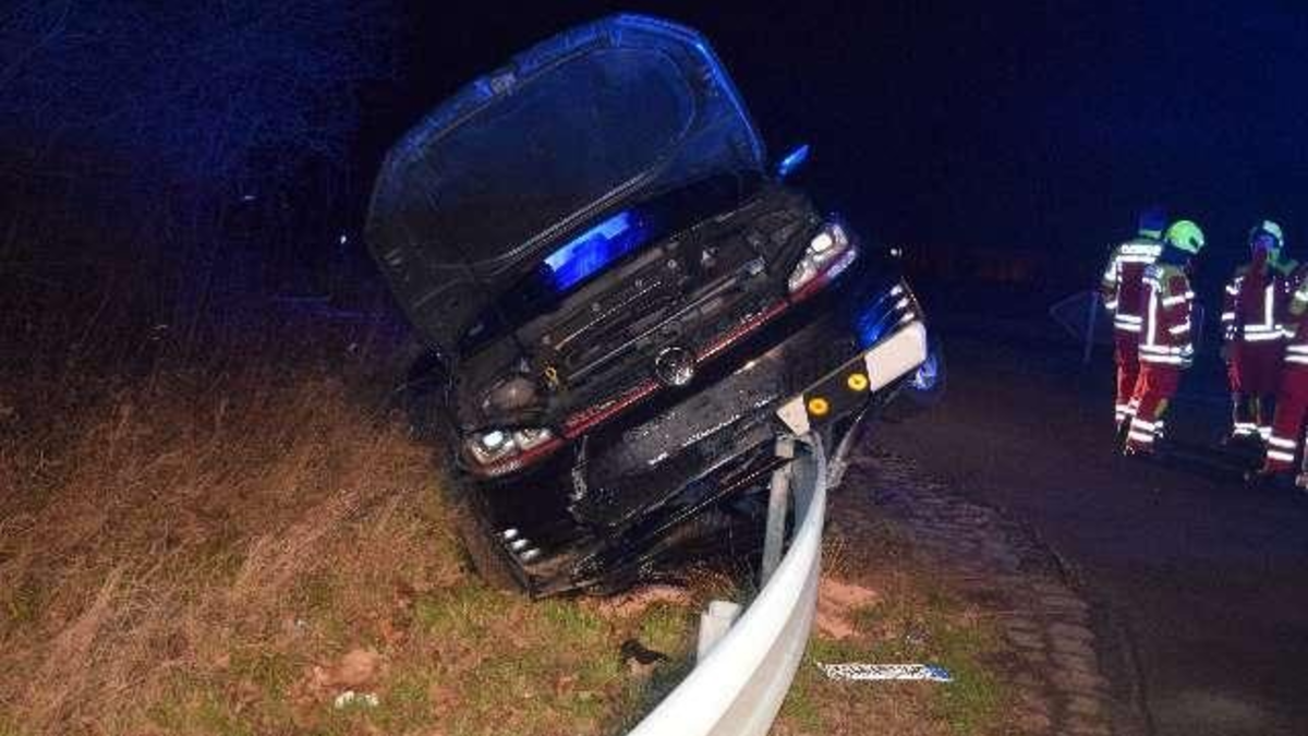 POL-NI: Rodenberg - PKW kommt nach Verkehrsunfall auf Schutzplanke zum Stehen - Foto: presseportal.de