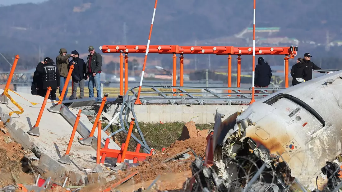 Im Fokus steht eine Mauer am Ende der Landebahn, an der das Flugzeug zerschellte. - Bild: -/YONHAP/dpa