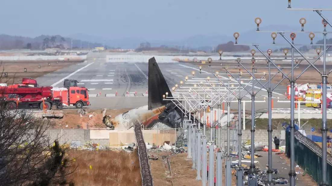 Flug 7C2216 meldete vor der Bruchlandung einen Vogelschlag. - Bild: Ahn Young-joon/AP/dpa