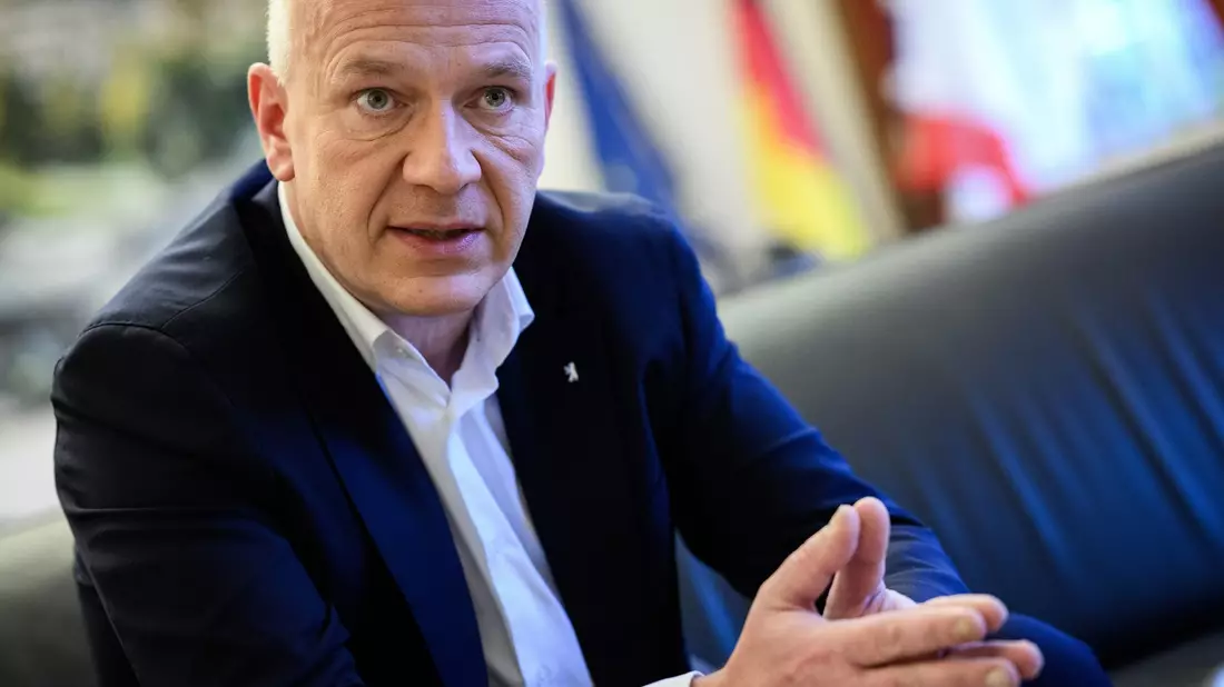 Bürgermeister Kai Wegner richtet nach Silvesternacht Appell an den Bund. (Archivbild) - Bild: Bernd von Jutrczenka/dpa