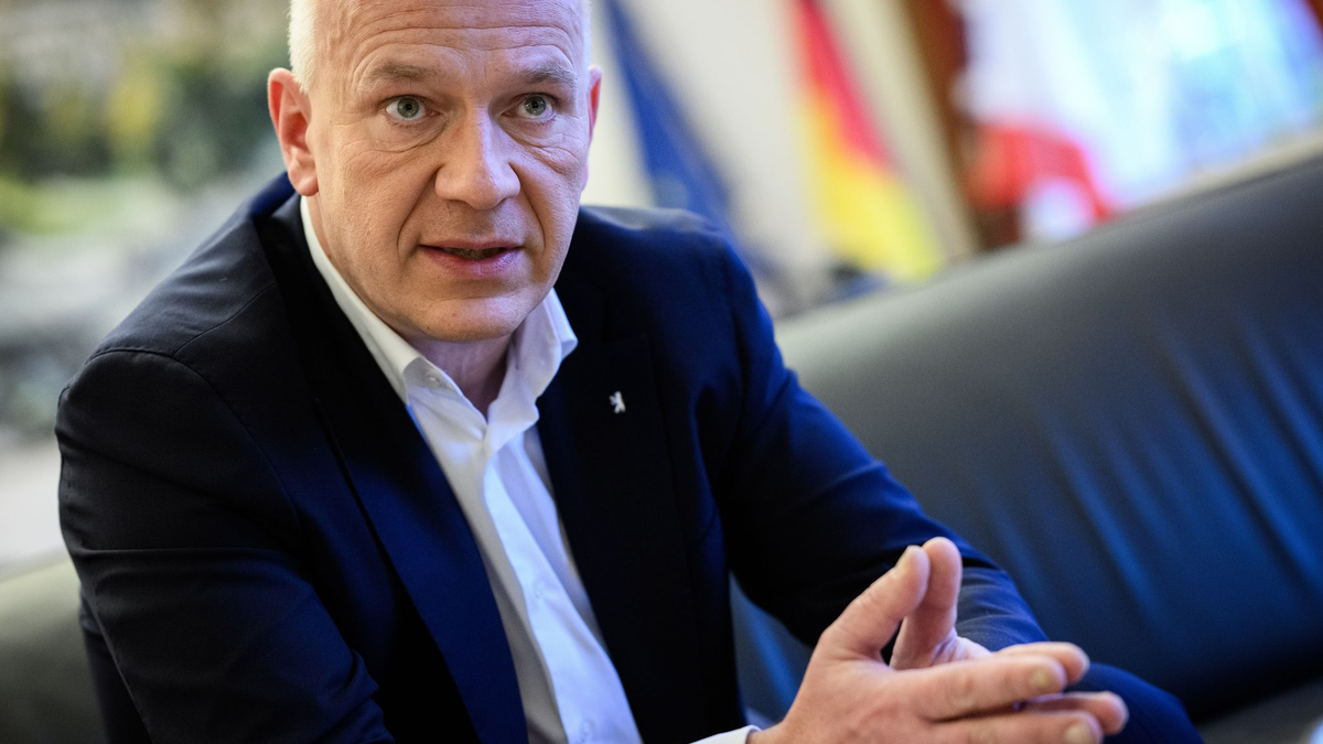 Bürgermeister Kai Wegner richtet nach Silvesternacht Appell an den Bund. (Archivbild) - Foto: Bernd von Jutrczenka/dpa