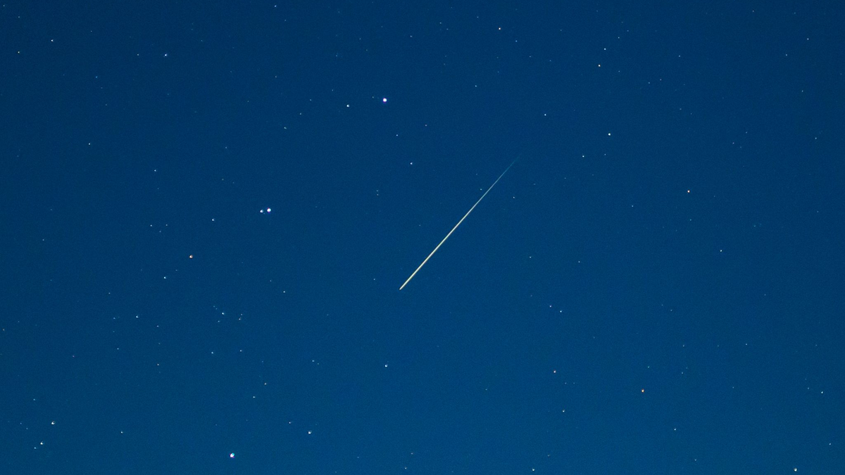 Erst im Dezember waren die Geminiden (im Bild über Brandenburg) zu sehen, nun folgen direkt zum Jahresbeginn die Sternschnuppen der Quadrantiden. (Symbolbild) - Foto: Patrick Pleul/dpa