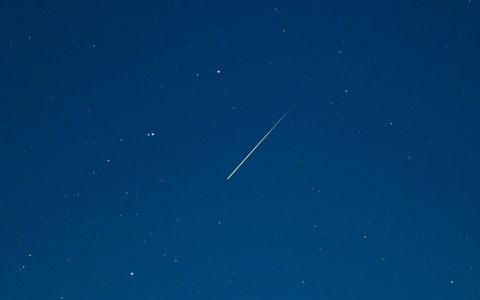 Erst im Dezember waren die Geminiden (im Bild über Brandenburg) zu sehen, nun folgen direkt zum Jahresbeginn die Sternschnuppen der Quadrantiden. (Symbolbild) - Foto: Patrick Pleul/dpa