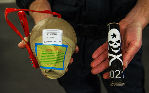 Illegale Feuerwerkskörper können schwere oder sogar tödliche Verletzungen verursachen (Archivbild). - Foto: Andreas Arnold/dpa