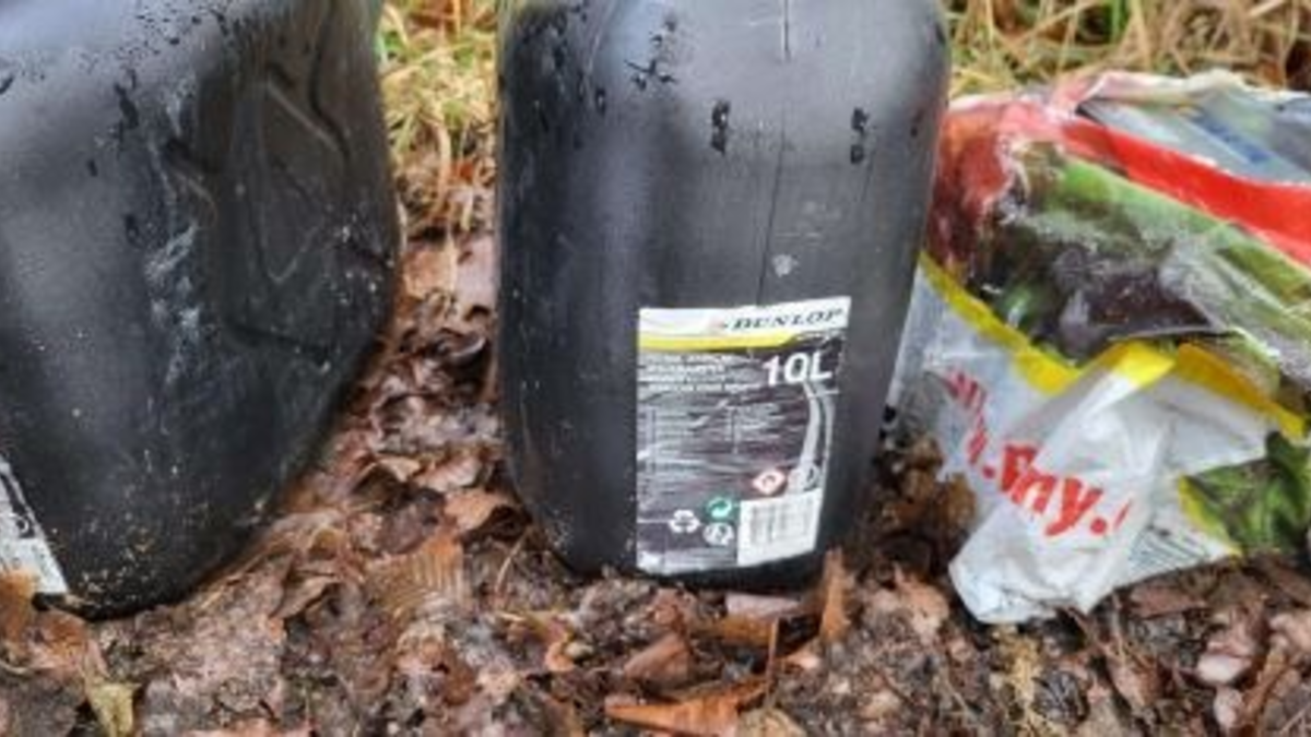 POL-SE: Halstenbek - Unbekannte Täter entsorgen Kraftstoff- und Altölkanister - Polizei bittet um Zeugenhinweise - Foto: presseportal.de