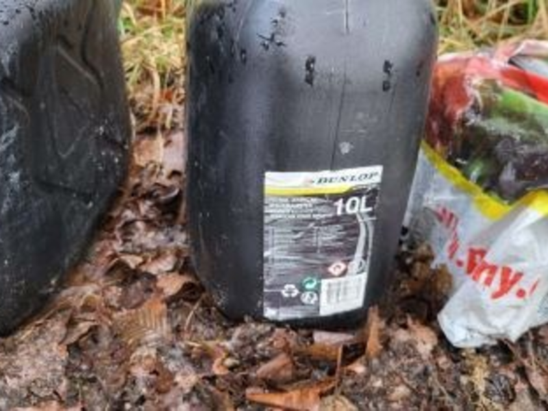 POL-SE: Halstenbek - Unbekannte Täter entsorgen Kraftstoff- und Altölkanister - Polizei bittet um Zeugenhinweise - Foto: presseportal.de