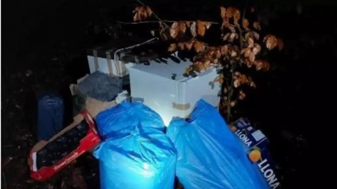 POL-SE: Wedel - Kühlschränke und Plastikmüll im Feldweg entsorgt - Polizei sucht Zeugen - Bild: presseportal.de