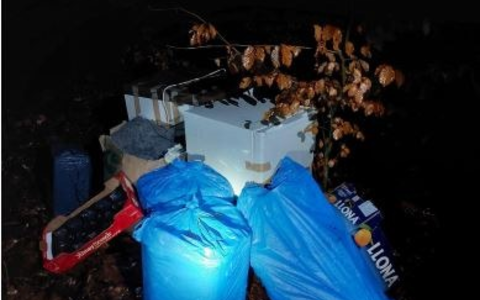 POL-SE: Wedel - Kühlschränke und Plastikmüll im Feldweg entsorgt - Polizei sucht Zeugen - Foto: presseportal.de