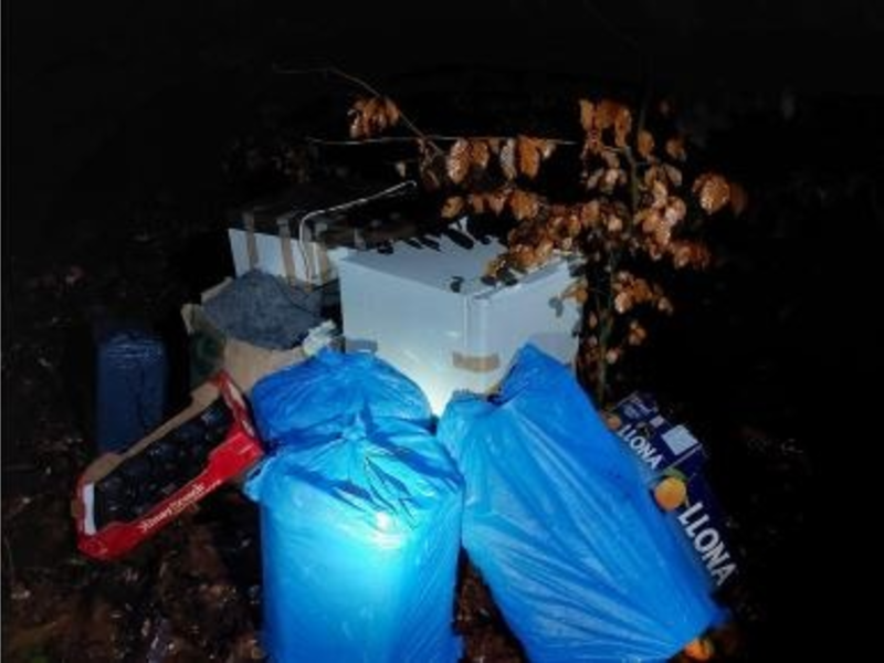 POL-SE: Wedel - Kühlschränke und Plastikmüll im Feldweg entsorgt - Polizei sucht Zeugen - Foto: presseportal.de