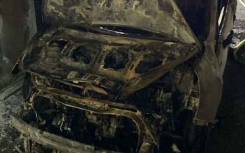 POL-NE: Mülltonnen, Carport und Auto geraten in Brand - Foto: presseportal.de