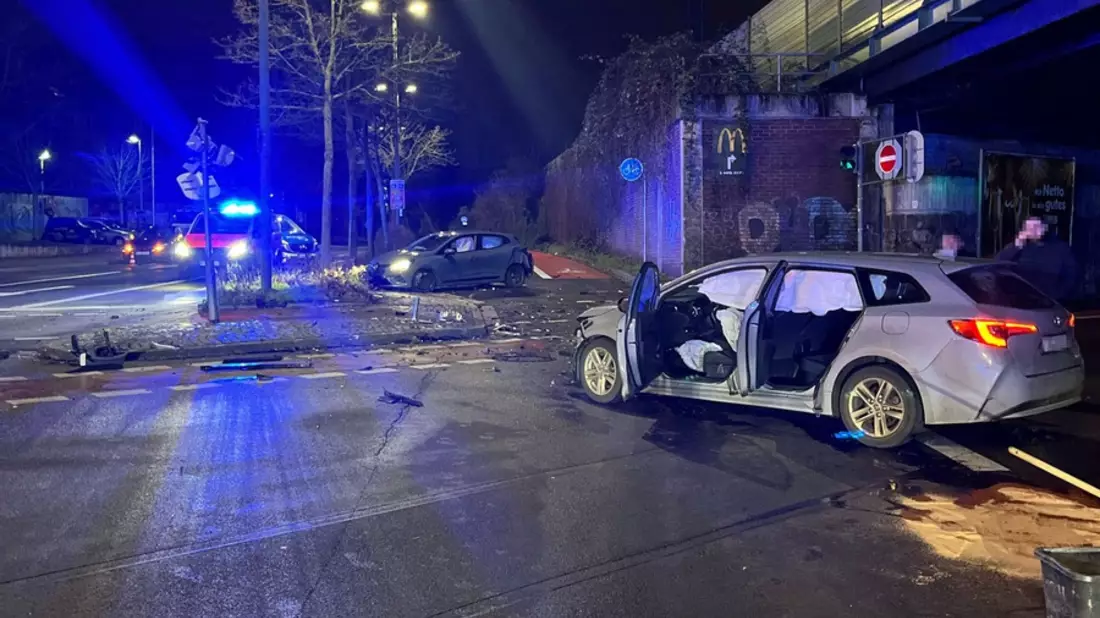 POL-NE: Fahrzeugrennen fordert drei Verletzte - Ermittler suchen schwarzes Pizzataxi - Bild: presseportal.de