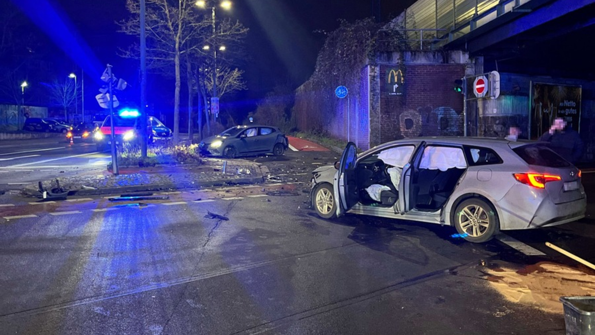 POL-NE: Fahrzeugrennen fordert drei Verletzte - Ermittler suchen schwarzes Pizzataxi - Foto: presseportal.de