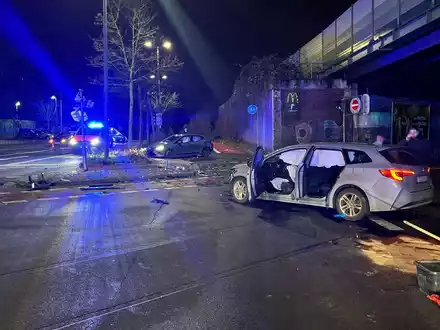 POL-NE: Fahrzeugrennen fordert drei Verletzte - Ermittler suchen schwarzes Pizzataxi - Foto: presseportal.de