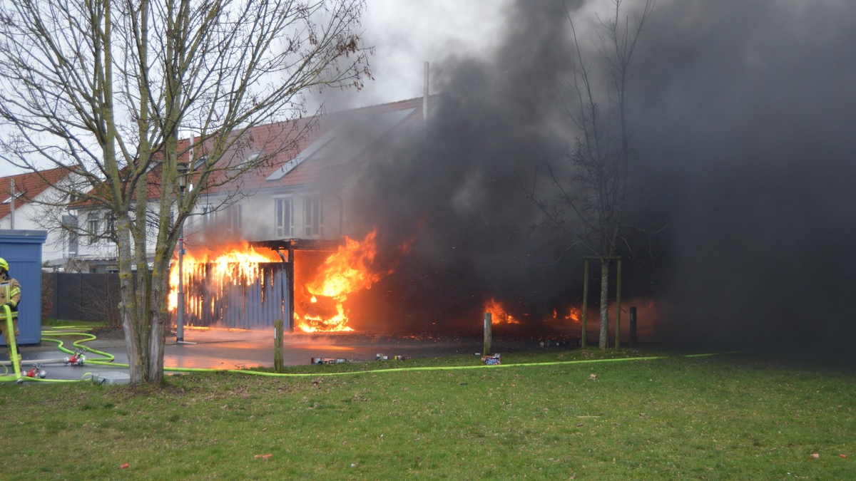 POL-VER: +Carport mit mehreren Pkw in Vollbrand++Brand einer Hecke++Verfolgungsfahrt unter Alkoholeinfluss++Alkoholisiert in Graben gefahren+ - Foto: presseportal.de