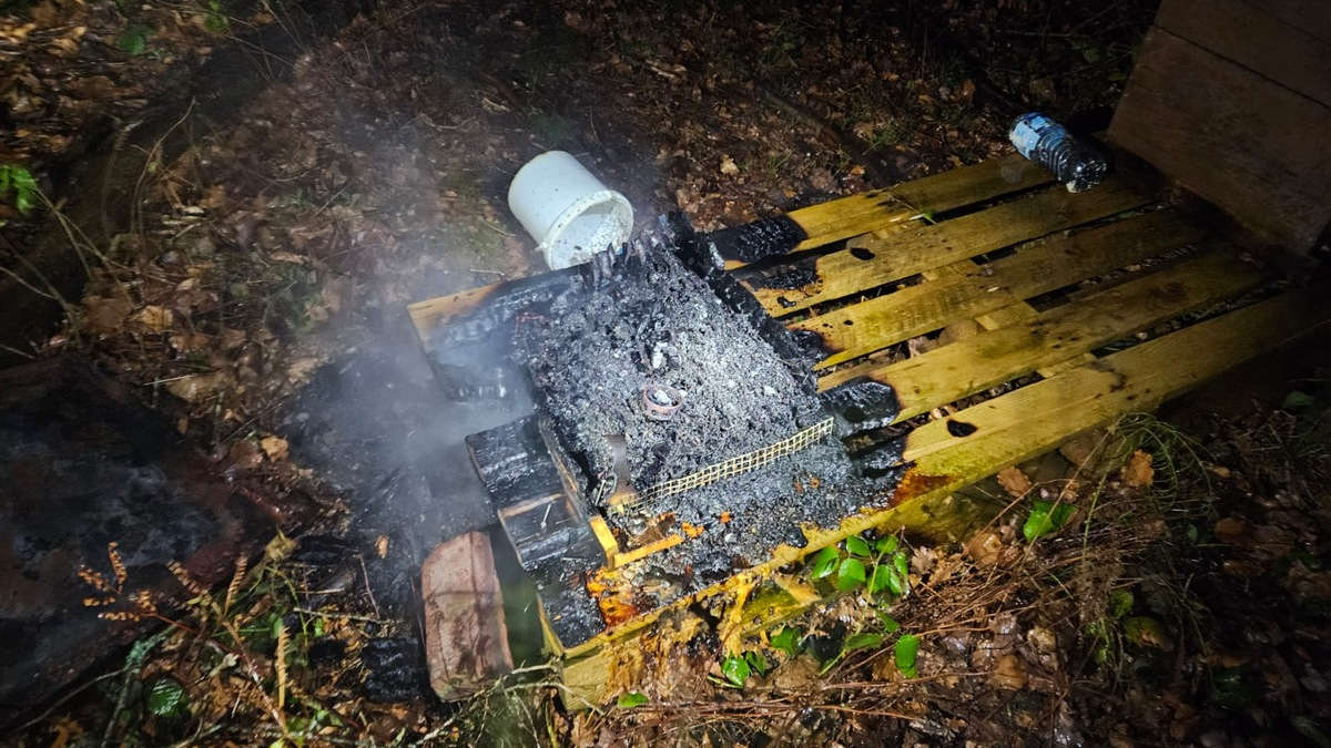 FW-EN: Brennender Bienenstock - Foto: presseportal.de