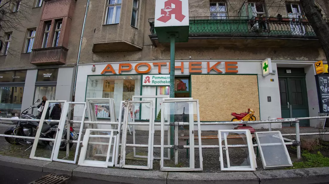 Diese Apotheke wurde teils zerstört. - Bild: Joerg Carstensen/dpa