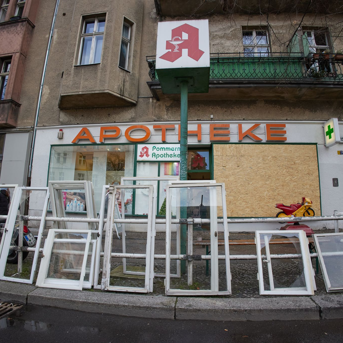 Diese Apotheke wurde teils zerstört. - Foto: Joerg Carstensen/dpa
