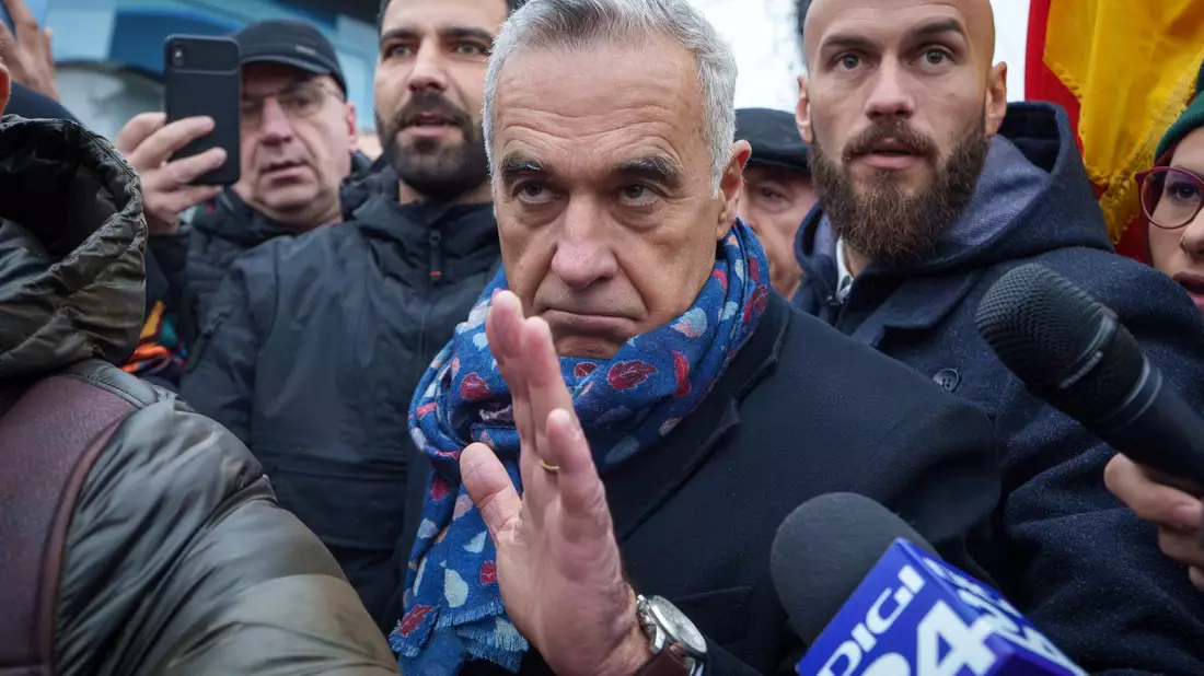 Will die Annullierung der Präsidentenwahl in Rumänien nicht hinnehmen: Calin Georgescu (Archivbild).  - Bild: Vadim Ghirda/AP/dpa