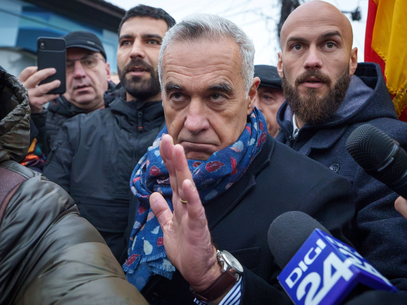 Der rechtsextreme und kremlfreundliche Ex-Präsidentenkandidat Calin Georgescu wurde in Bukarest von der Polizei abgeführt. - Foto: Vadim Ghirda/AP/dpa