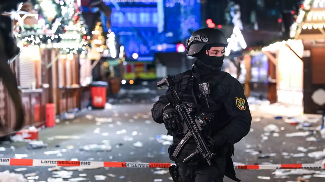 Kurz vor Weihnachten war ein 50-Jähriger aus Saudi-Arabien mit einem Auto über den Magdeburger Weihnachtsmarkt gerast. (Archivbild) - Bild: Heiko Rebsch/dpa