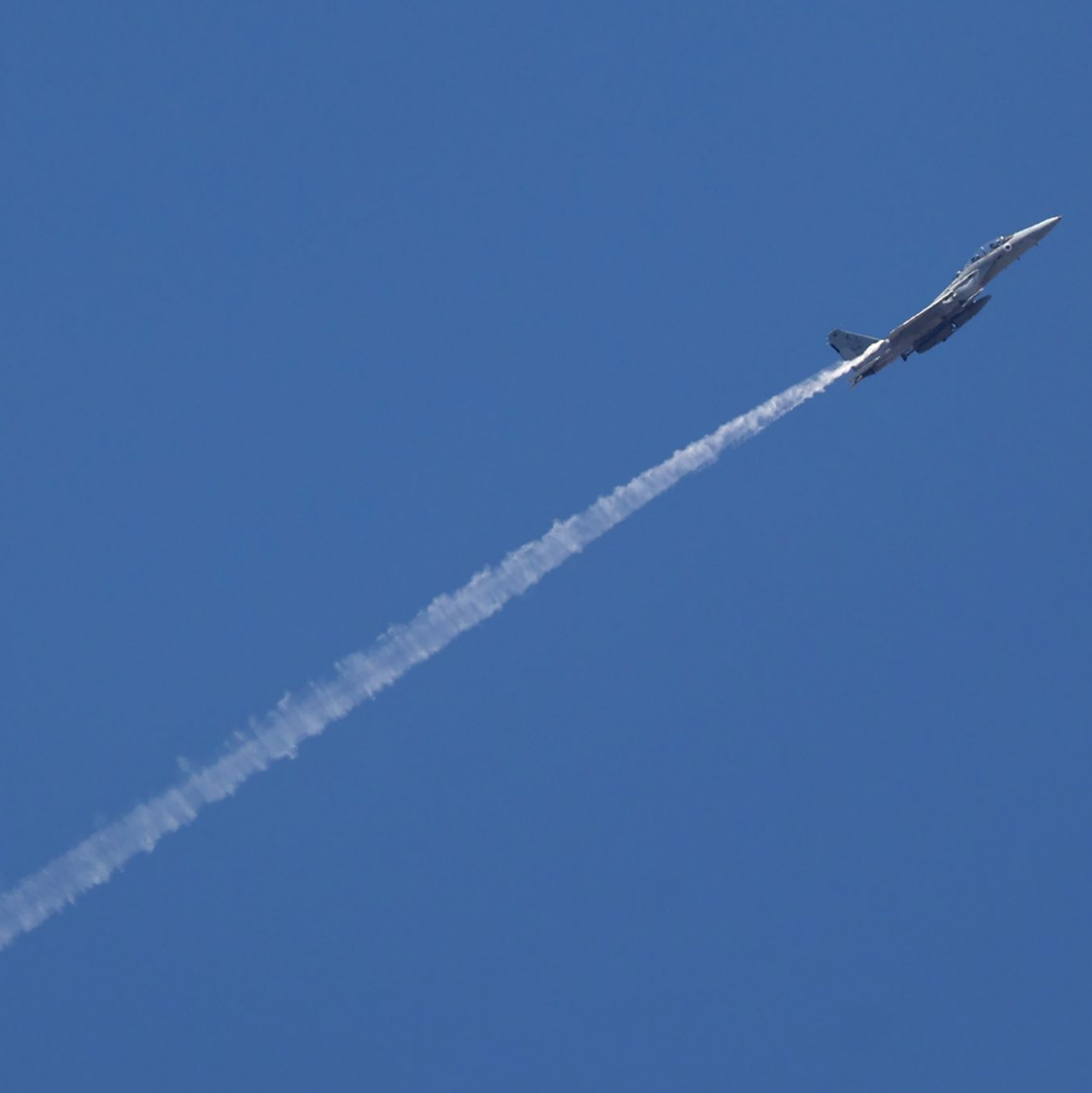 Ein israelischer Kampfjet von einem Luftwaffenstützpunkt in Zentralisrael aus gesehen. (Symbolbild) - Foto: Gil Cohen Magen/XinHua/dpa