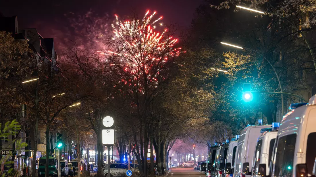 Die Polizei ermittelt nach einem Beitrag eines Influencers in der Silvesternacht.  - Bild: Soeren Stache/dpa