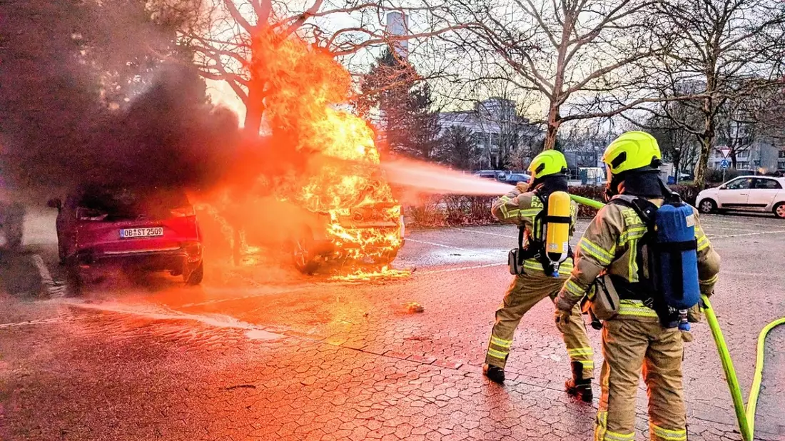 FW Ratingen: Brennender PKW und eine Person im Wasser - Feuerwehr Ratingen im Einsatz - Bild: presseportal.de