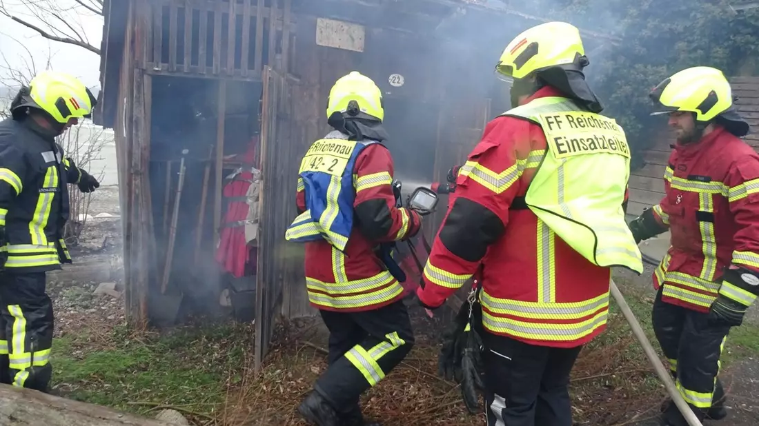 FW Reichenau: Pressemitteilung: Baum am Campingplatz brennt erneut, 02.01.2025, Reichenau-Mittelzell - Bild: presseportal.de
