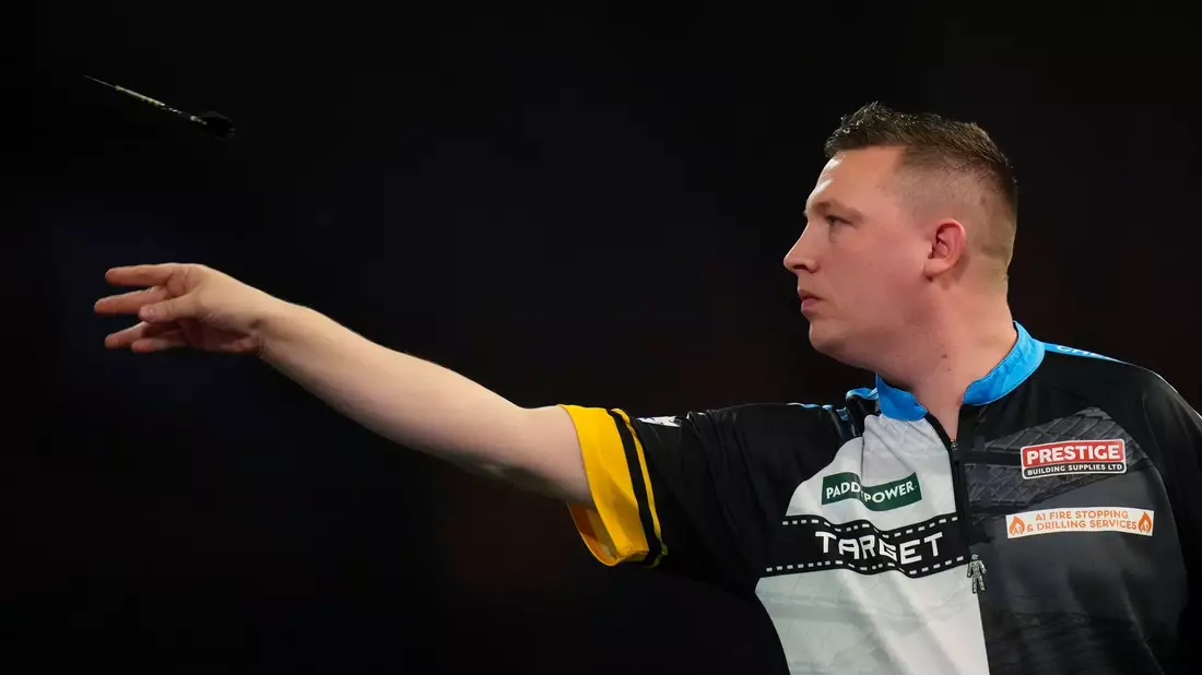 Präsentiert stolz den Pokal: Luke Littler. - Bild: Kirsty Wigglesworth/AP/dpa