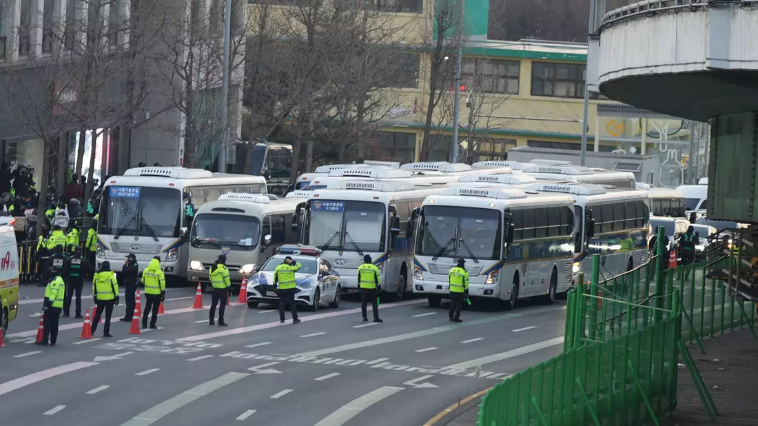 Tausende Menschen gingen in Seoul für Yoon auf die Straße.  - Bild: Lee Jin-man/AP/dpa